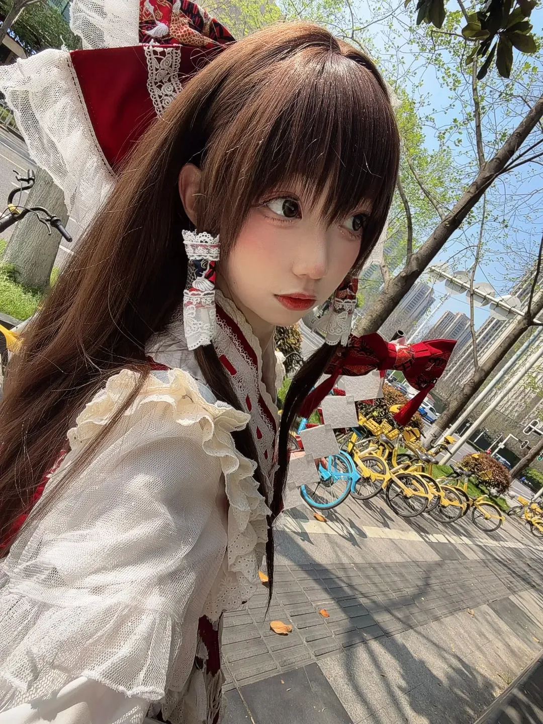 博丽灵梦cos, 东方project, 巫女cosplay, 户外cos摄影, 假发修剪 - 第3张