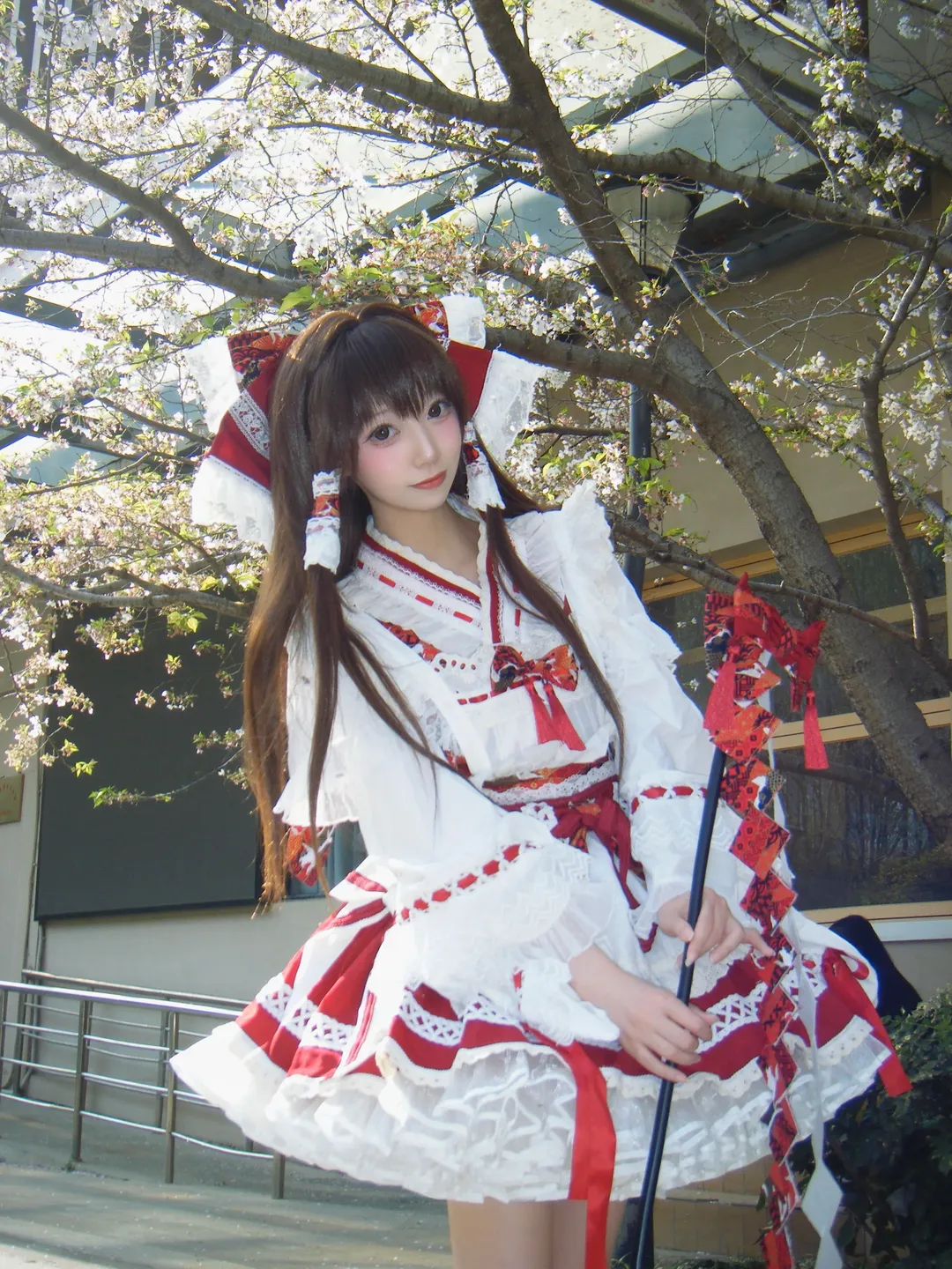 二次元摄影, 博丽灵梦cos, 东方project, 白丝穿搭, 樱花季cosplay - 第1张