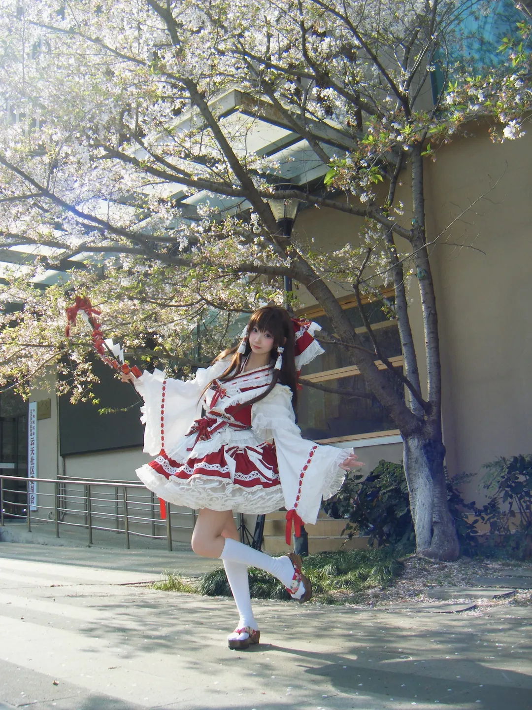 二次元撮影, 博麗霊夢コスプレ, 東方Project, 白ニーソコーデ, 桜の季節のコスプレ
