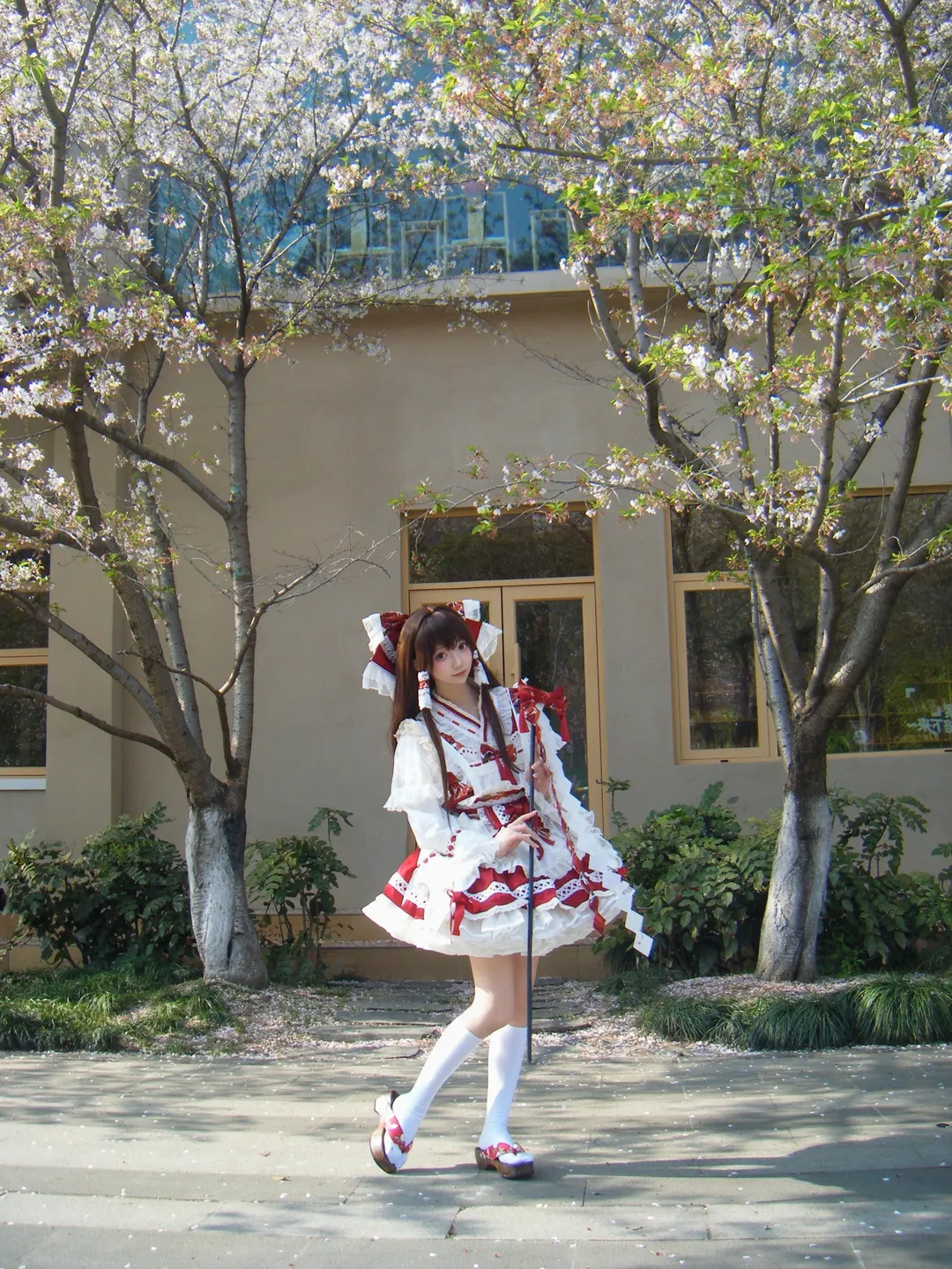 二次元摄影, 博丽灵梦cos, 东方project, 白丝穿搭, 樱花季cosplay - 第3张
