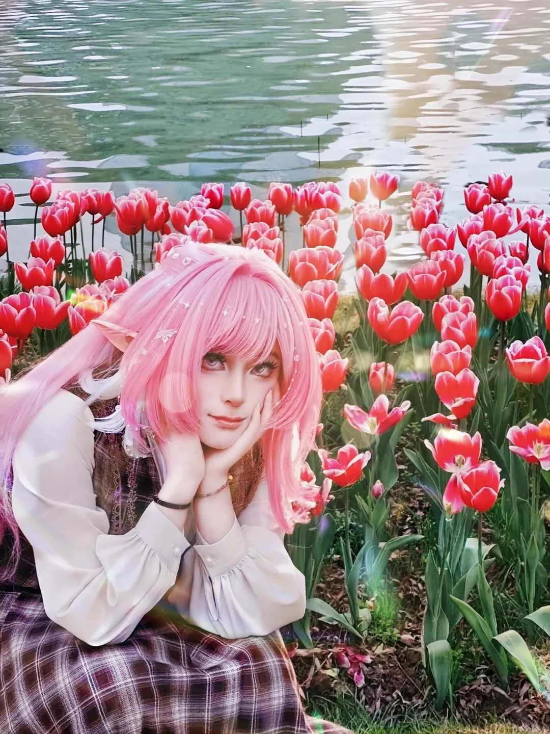 キュレネ コスプレ, 崩壊：スターレイル, エルフ耳メイクとスタイリング, 逆光の雰囲気, チューリップ畑 - 1枚目