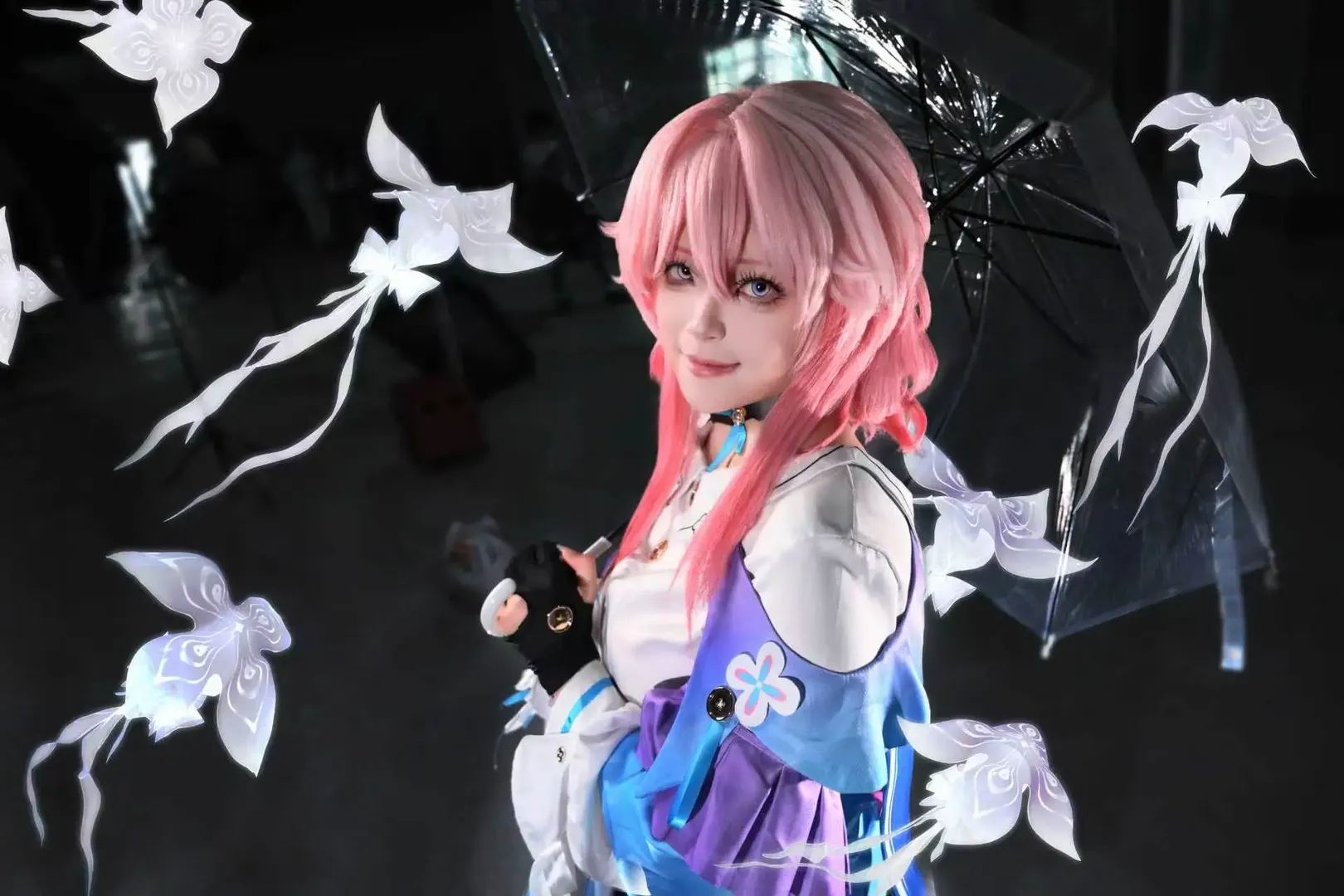 崩坏星穹铁道, 三月七cos, cosplay摄影, 雨伞转场特效, 红色形态 - 第2张