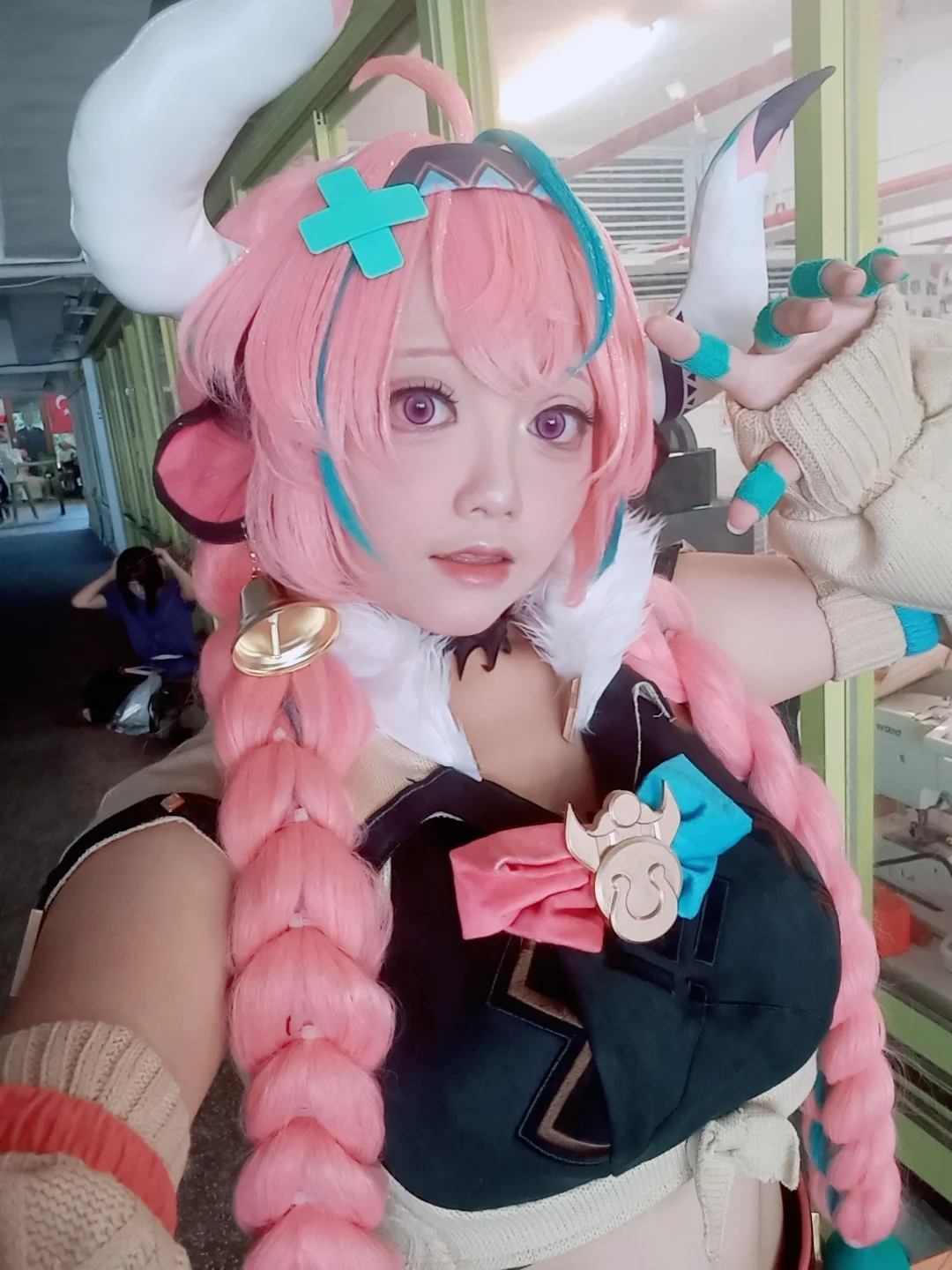 原神, 瓦蕾莎cos, 粉色双马尾, 兽角, 漫展自拍 - 第1张