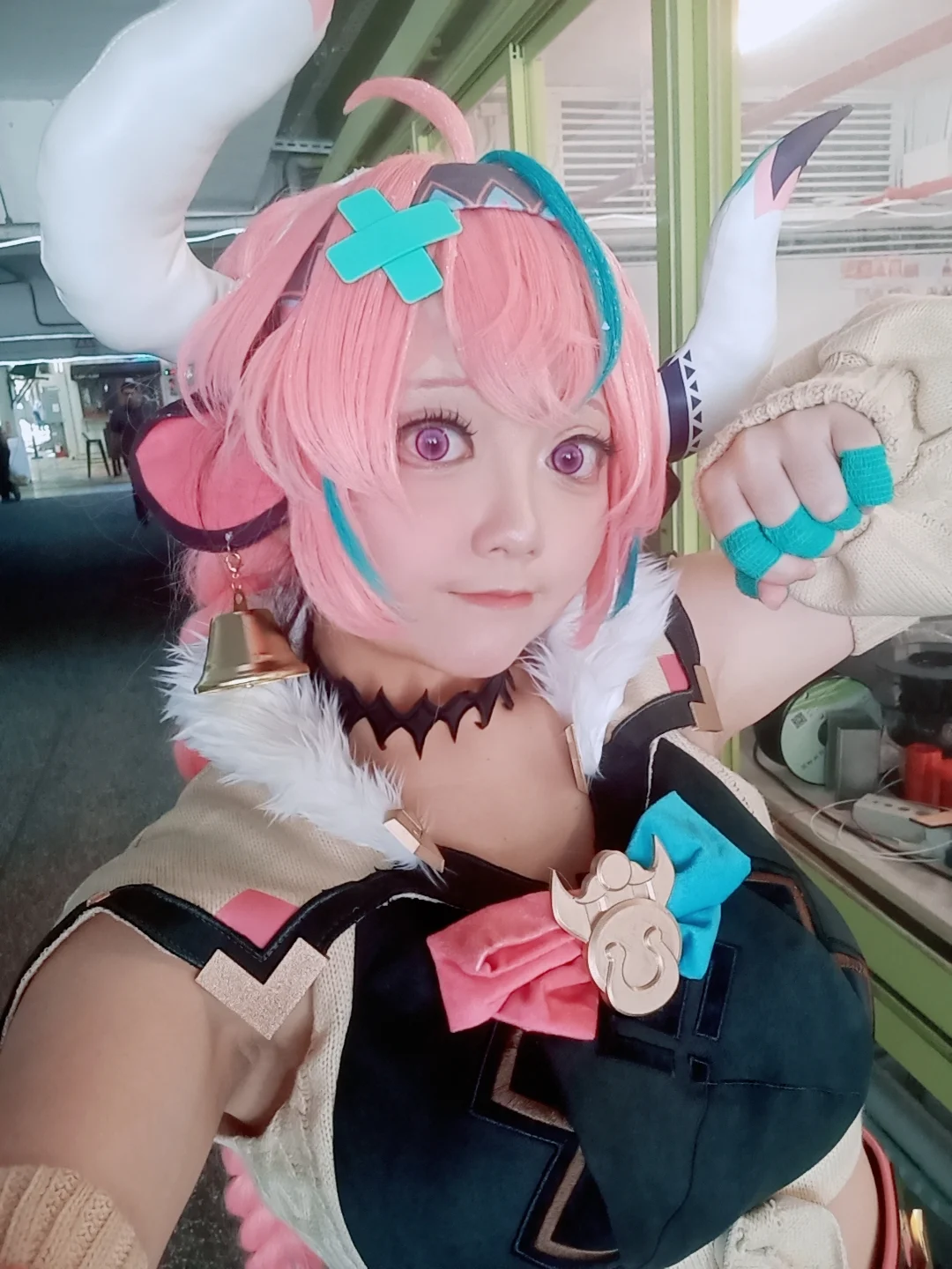 原神, ヴァレサ コスプレ, ピンクのツインテール, 獣の角, アニメイベントの自撮り