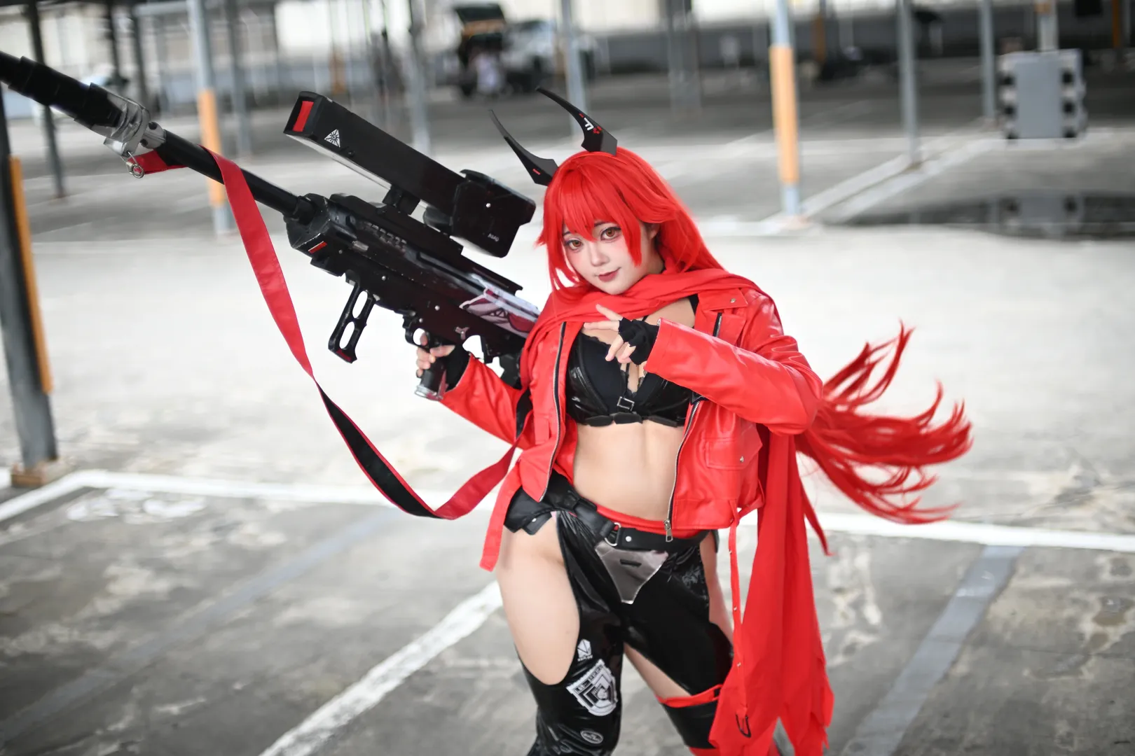 胜利女神：妮姬, cosplay实拍, 小红帽cos, 红色亮面夹克, 户外道具摄影