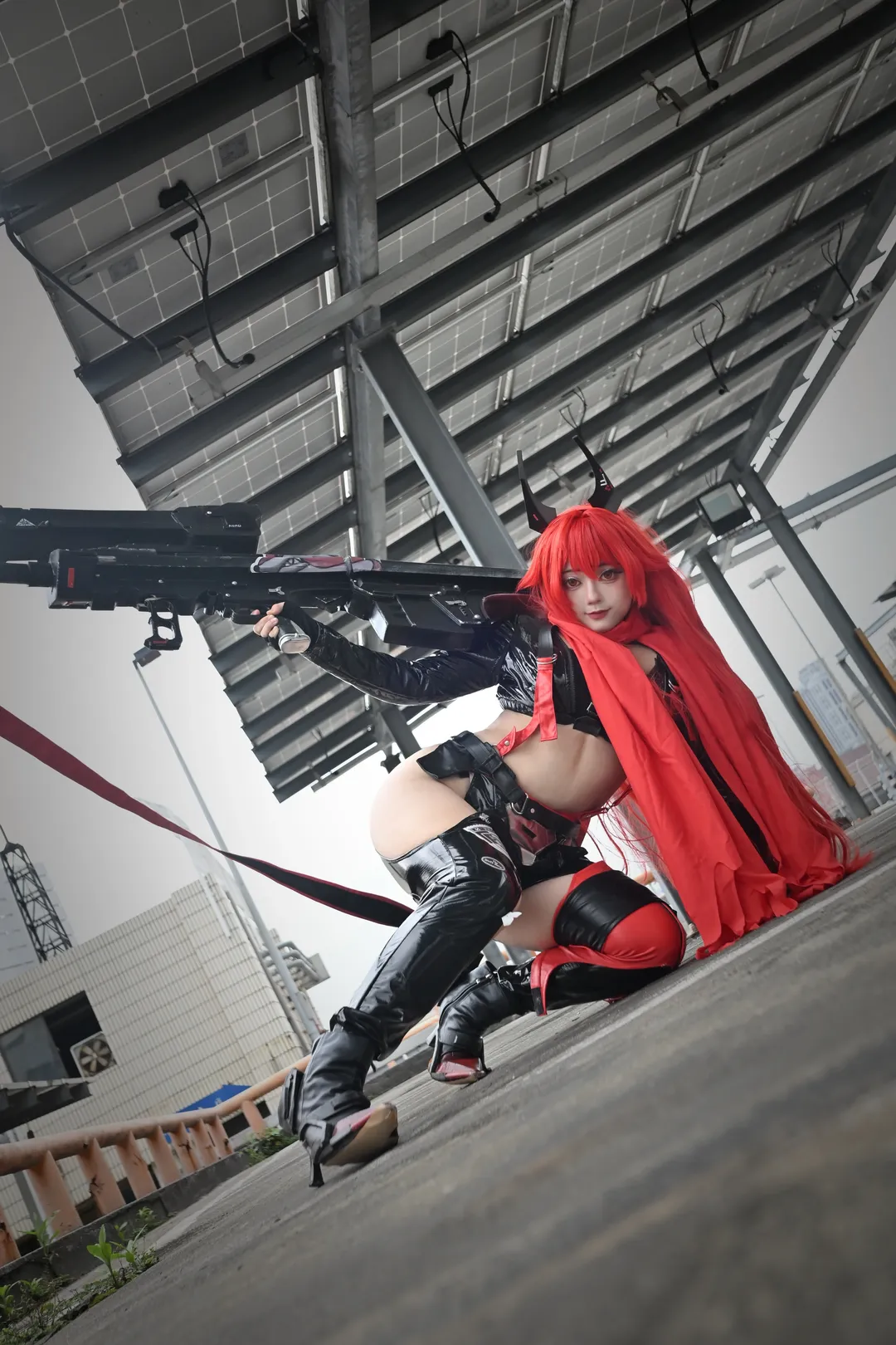 胜利女神妮姬, cosplay摄影, 小红帽cos, 红发黑角, 重型武器道具