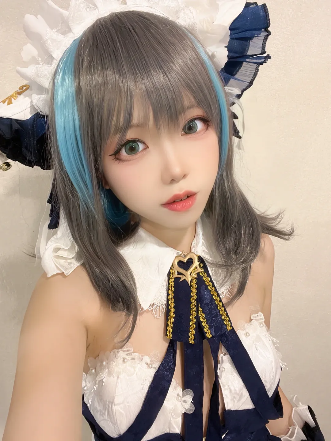 柴郡cos, 碧蓝航线, 二次元cosplay, 女仆装穿搭, 灰发蓝挑染