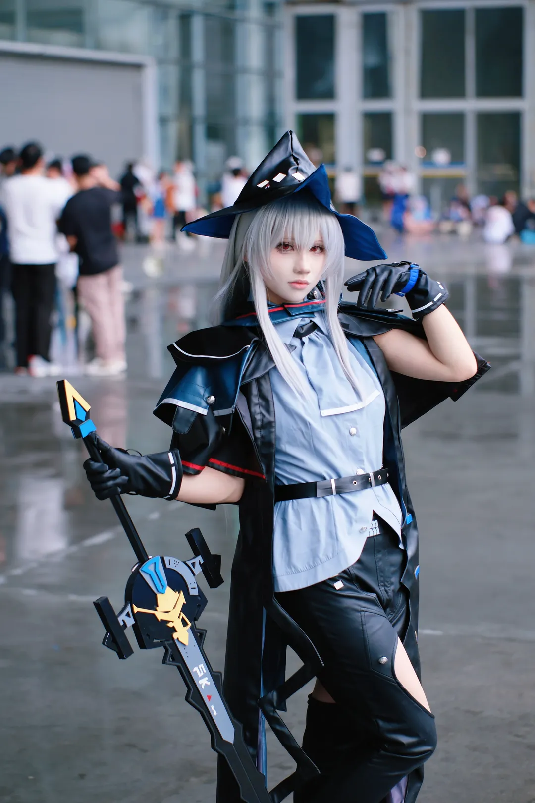 漫展返图, 明日方舟, 斯卡蒂cos, cosplay场照, 战术风穿搭 - 第3张