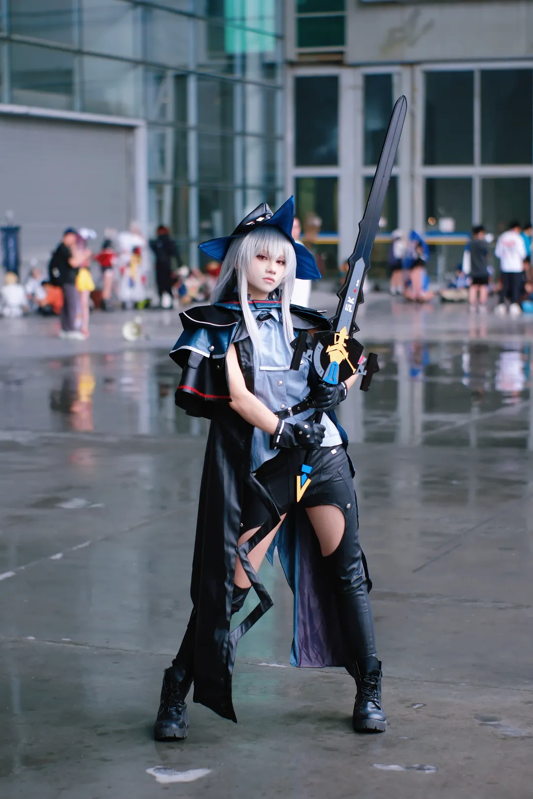 漫展返图, 明日方舟, 斯卡蒂cos, cosplay场照, 战术风穿搭 - 第5张