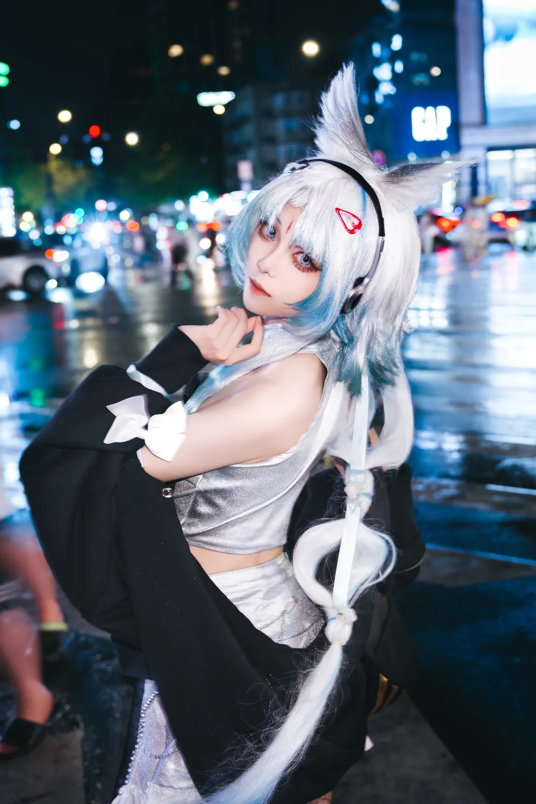 二次元cosplay, 终末地, 李织烟cos, 雨夜街拍, 直闪人像 - 第1张