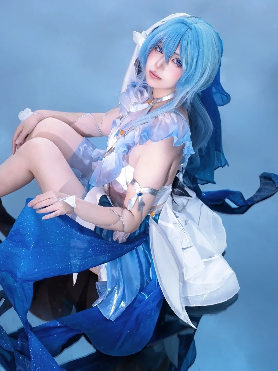 鸣潮, 守岸人cos, 二次元cosplay, 镜面摄影, 蓝色系写真 - 第1张