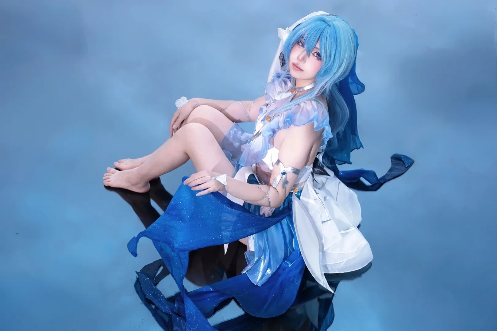 Wuthering Waves, The Shorekeeper cosplay, Anime cosplay, Mirror photography, Blue-themed photoshoot
