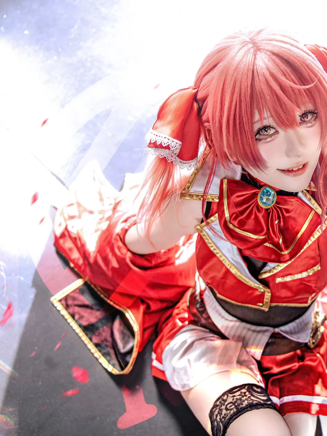 宝钟玛琳cos, hololive, 高角度俯拍, 红色打歌服, 蕾丝腿环穿搭