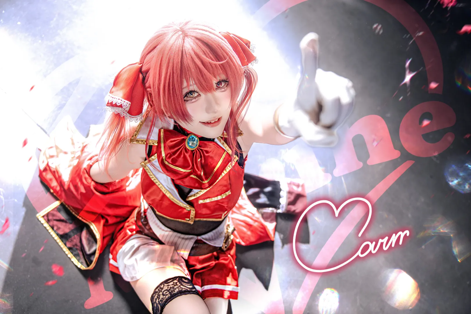宝钟玛琳cos, hololive, 高角度俯拍, 红色打歌服, 蕾丝腿环穿搭 - 第3张