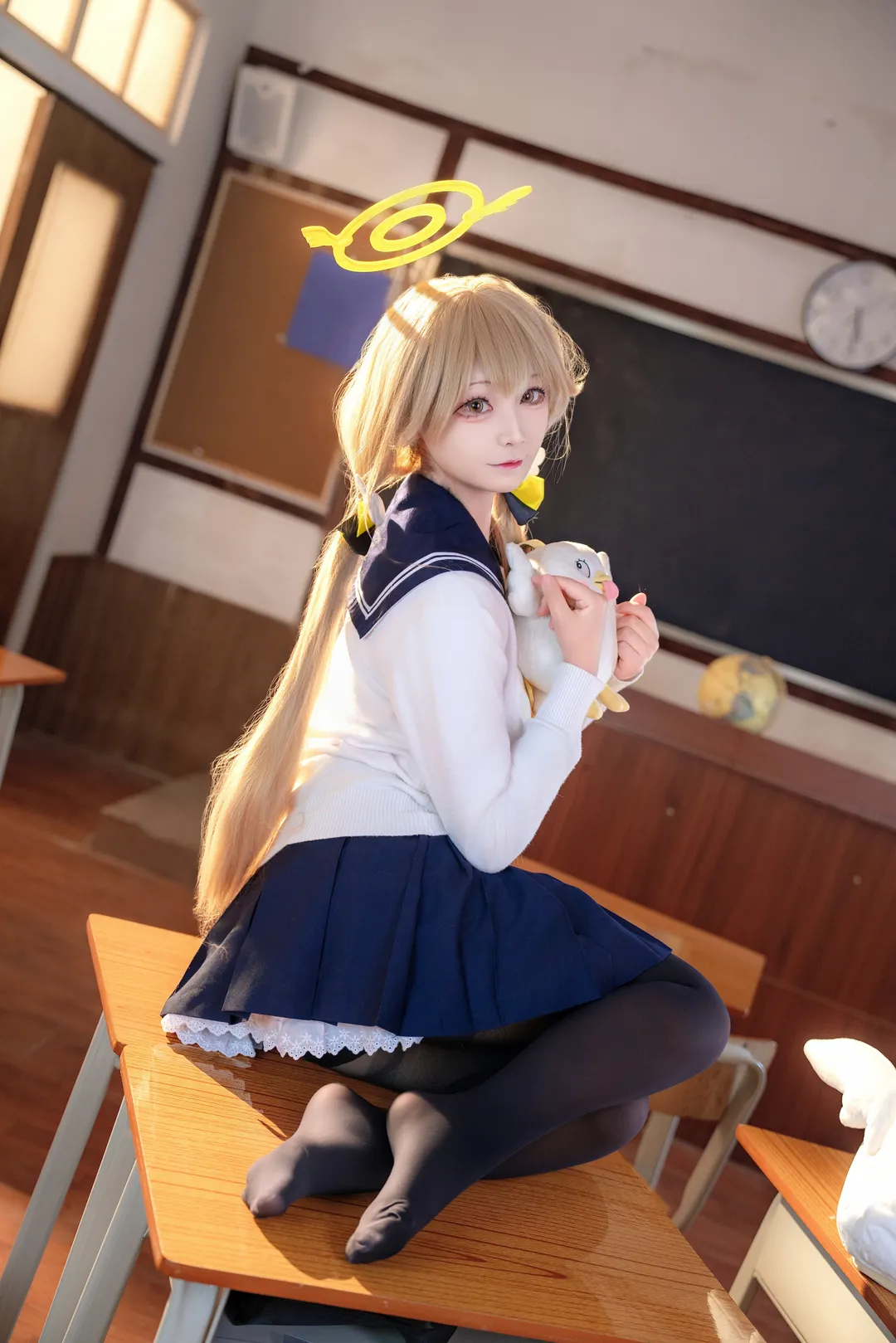 ブルーアーカイブ, セーラー服, 教室での撮影, 阿慈谷ヒフミ コスプレ, タイツ コスプレ - 1枚目