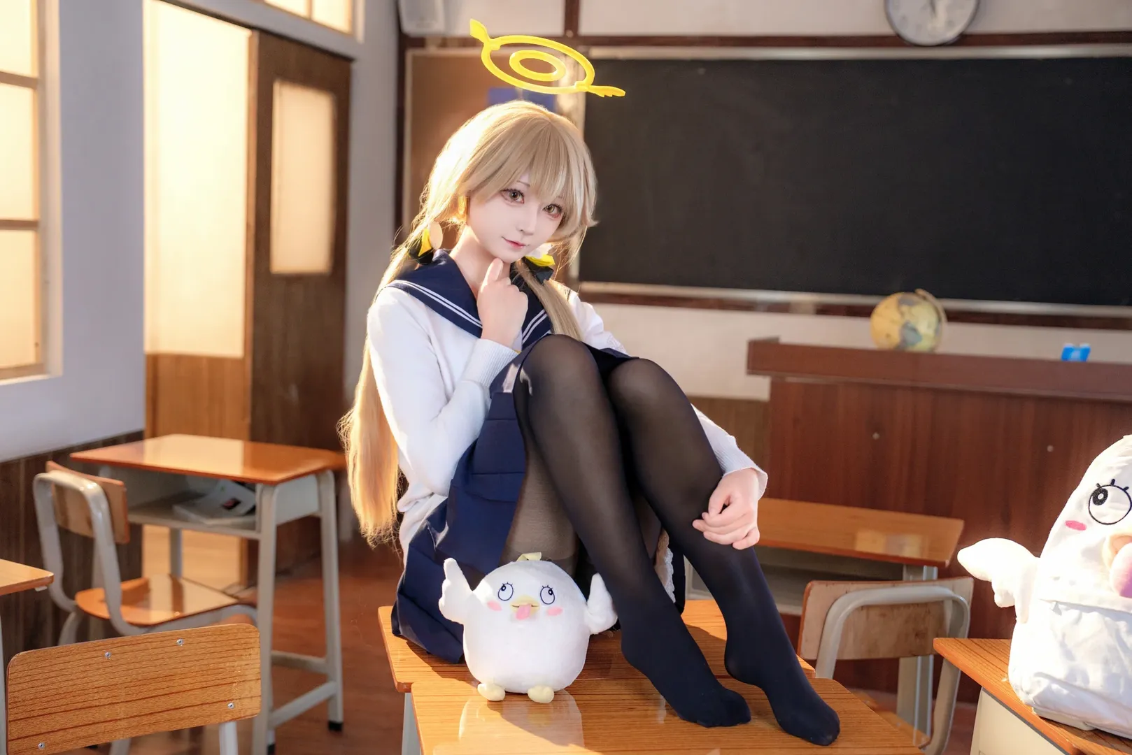 ブルーアーカイブ, セーラー服, 教室での撮影, 阿慈谷ヒフミ コスプレ, タイツ コスプレ - 2枚目