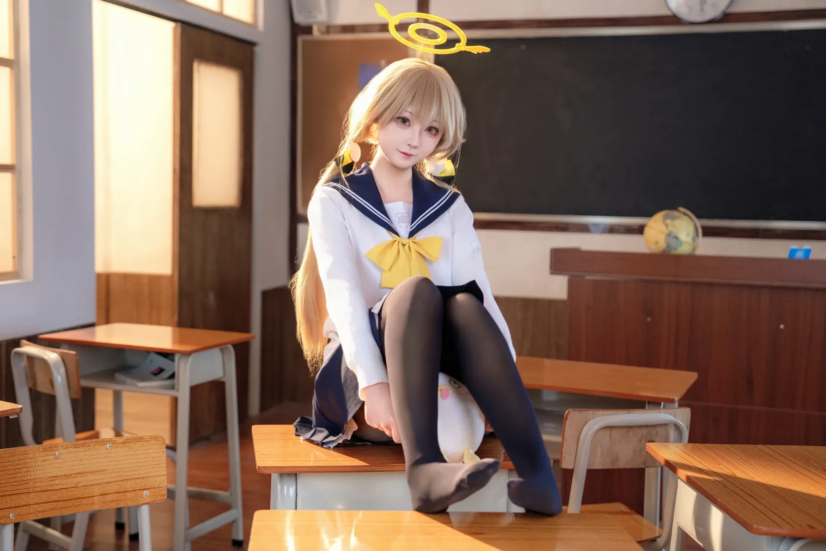 ブルーアーカイブ, セーラー服, 教室での撮影, 阿慈谷ヒフミ コスプレ, タイツ コスプレ - 4枚目