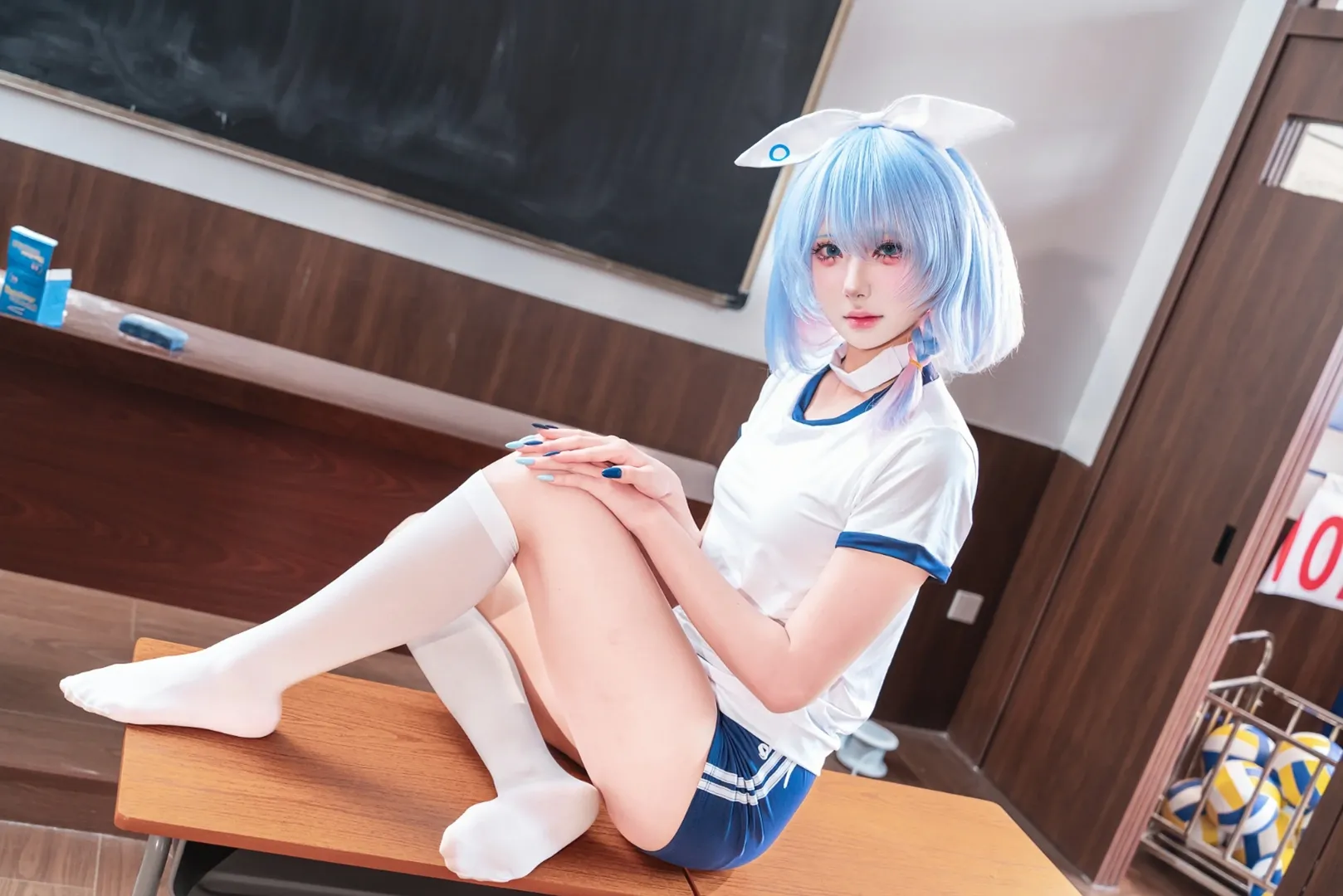 ブルーアーカイブ, 白ニーソコーデ, アロナ コスプレ, 教室撮影, 青白体操着