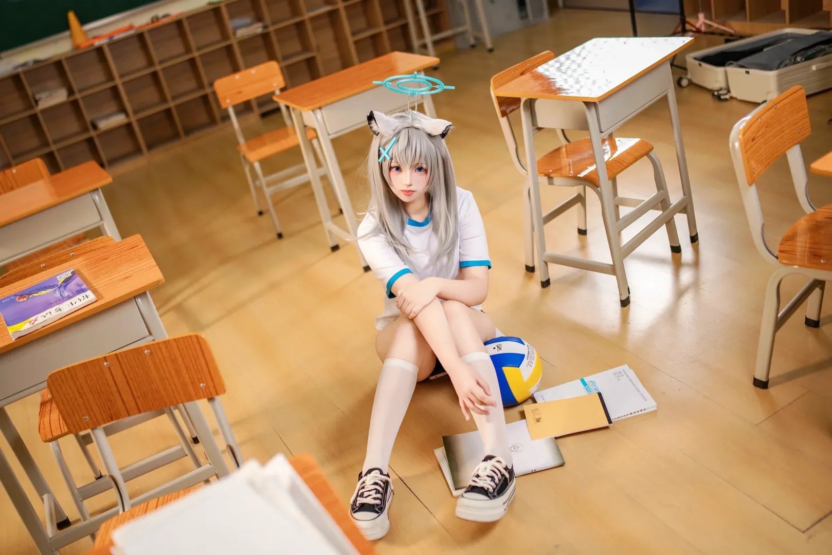 ブルーアーカイブ, 砂狼シロコ コスプレ, 銀髪獣耳, オーバーニーソックス コスプレ, スポーツウェアコスプレ - 1枚目