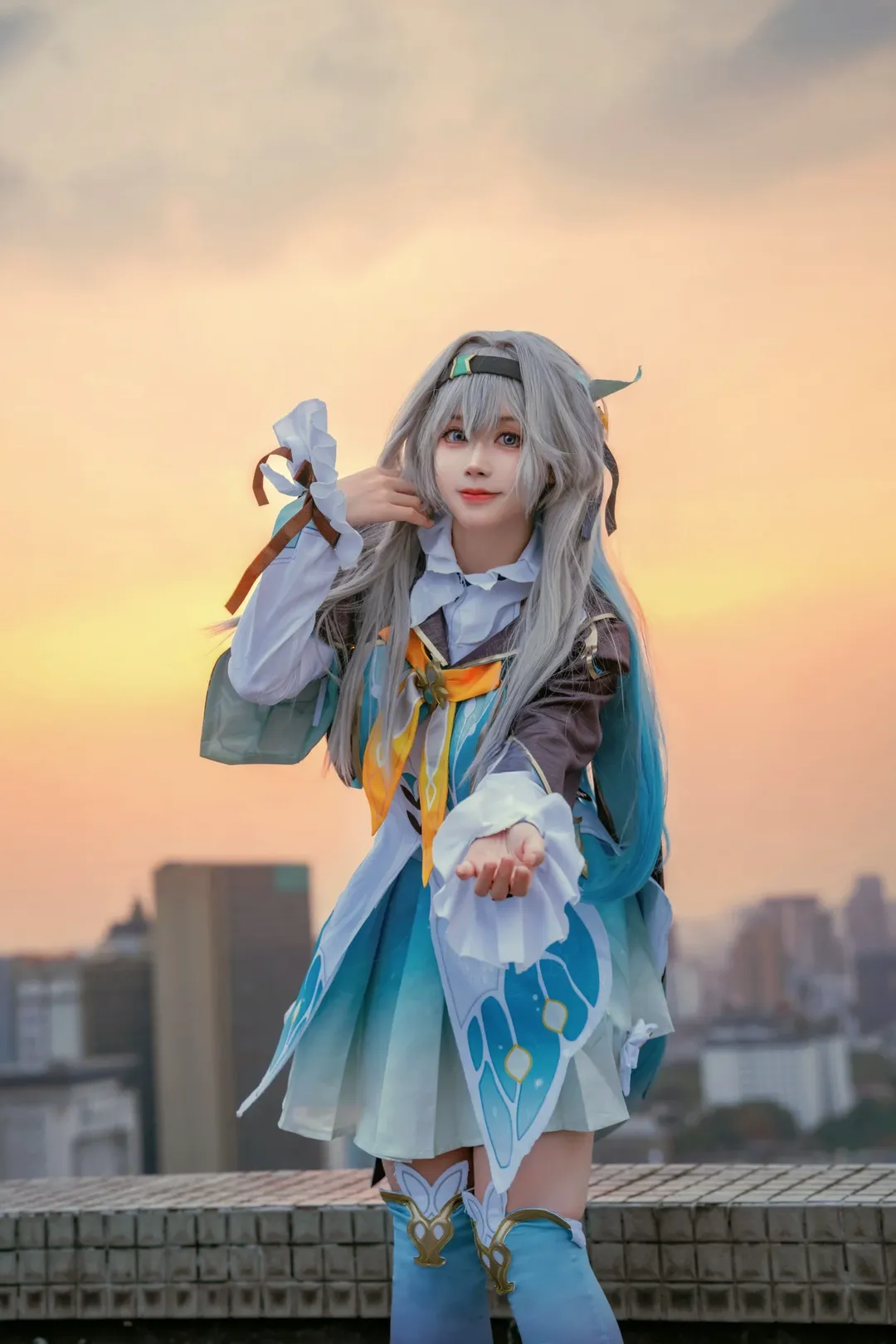 崩壊：スターレイル, ホタル コスプレ, グラデーションロングソックスコーデ, スパークラーの夜景, 屋上ロケコスプレ