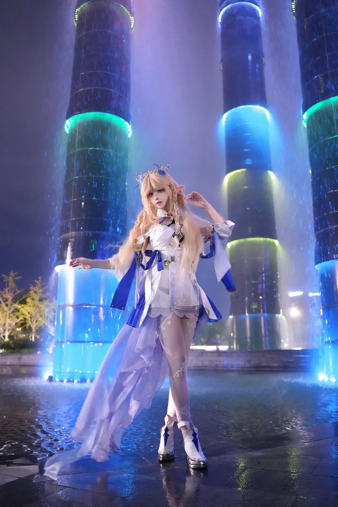 鸣潮, 卡提希娅cos, 二次元cosplay, 夜景拍照, 白丝穿搭 - 第1张
