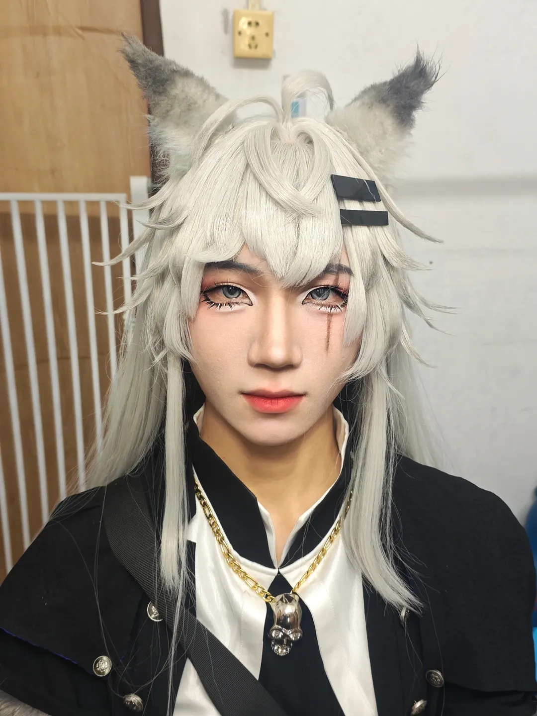 明日方舟, 拉普兰德cos, 狐狸眼眼妆, 男生cosplay, 白发兽耳假发 - 第3张