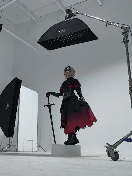 Fate/Grand Order, スタジオポートレート, 邪ンヌ コスプレ, 銀白髪スタイル, 赤と黒のグラデーション衣装
