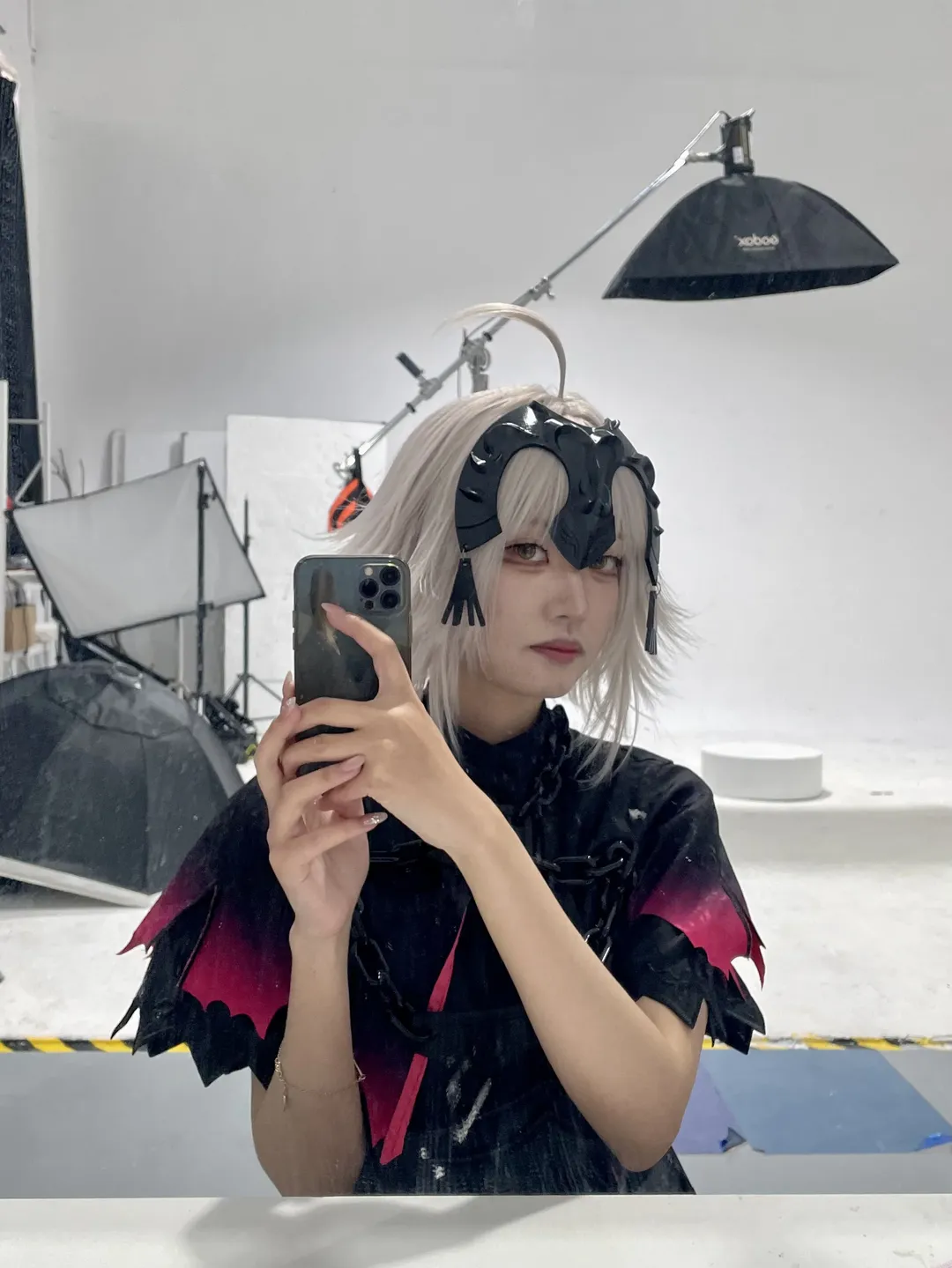 Fate/Grand Order, 棚拍人像, 黑贞cos, 银白发造型, 红黑渐变服 - 第2张