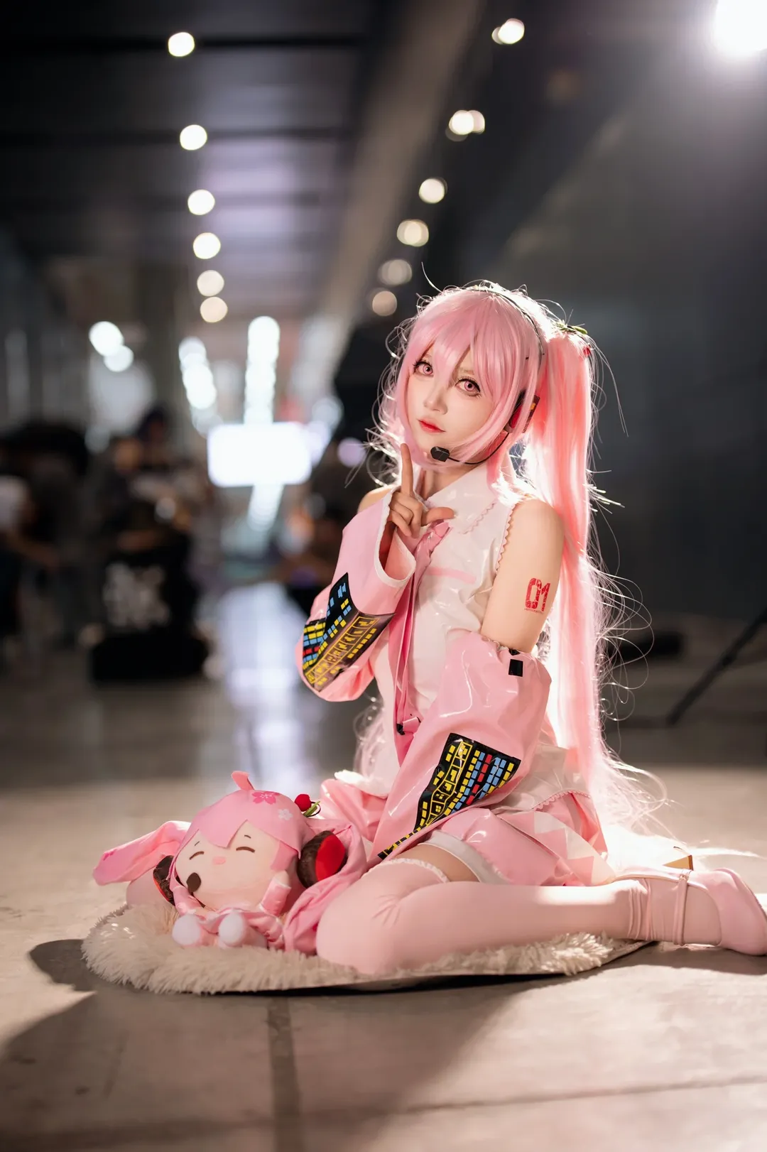 萤火虫漫展, 漫展场照, cosplay穿搭, 粉色双马尾cos, 粉色过膝袜 - 第1张