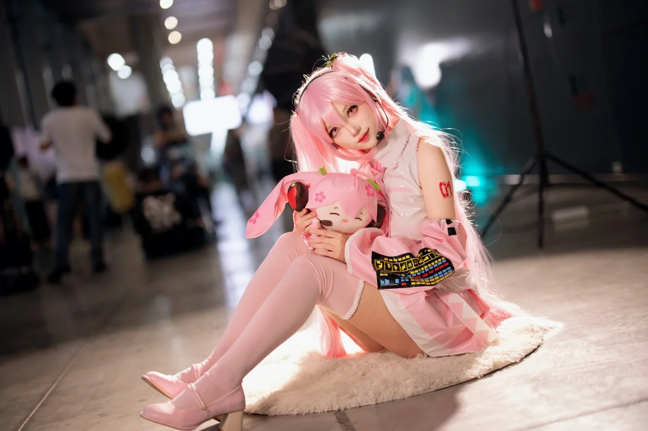萤火虫漫展, 漫展场照, cosplay穿搭, 粉色双马尾cos, 粉色过膝袜 - 第2张