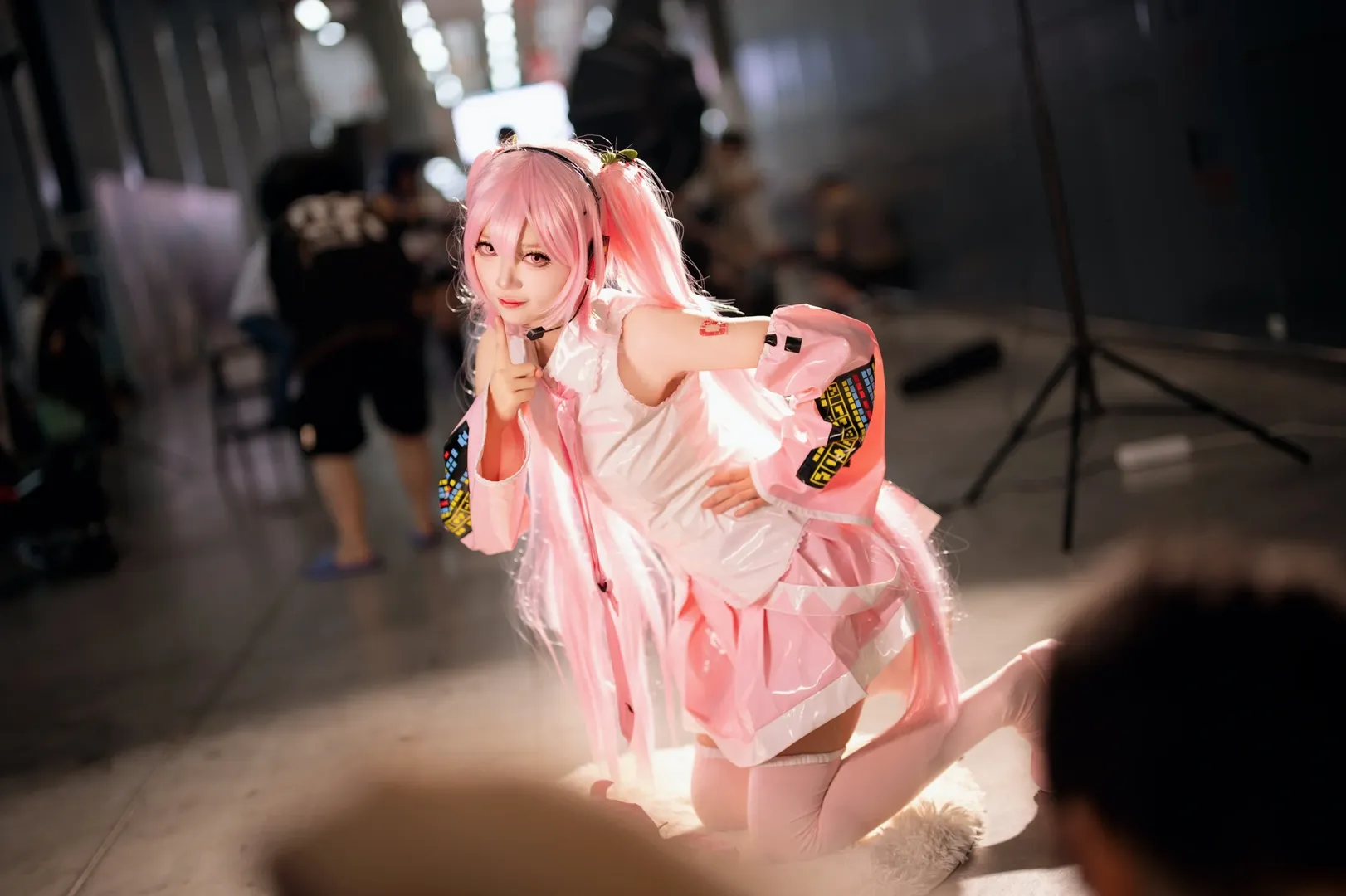 萤火虫漫展, 漫展场照, cosplay穿搭, 粉色双马尾cos, 粉色过膝袜 - 第3张