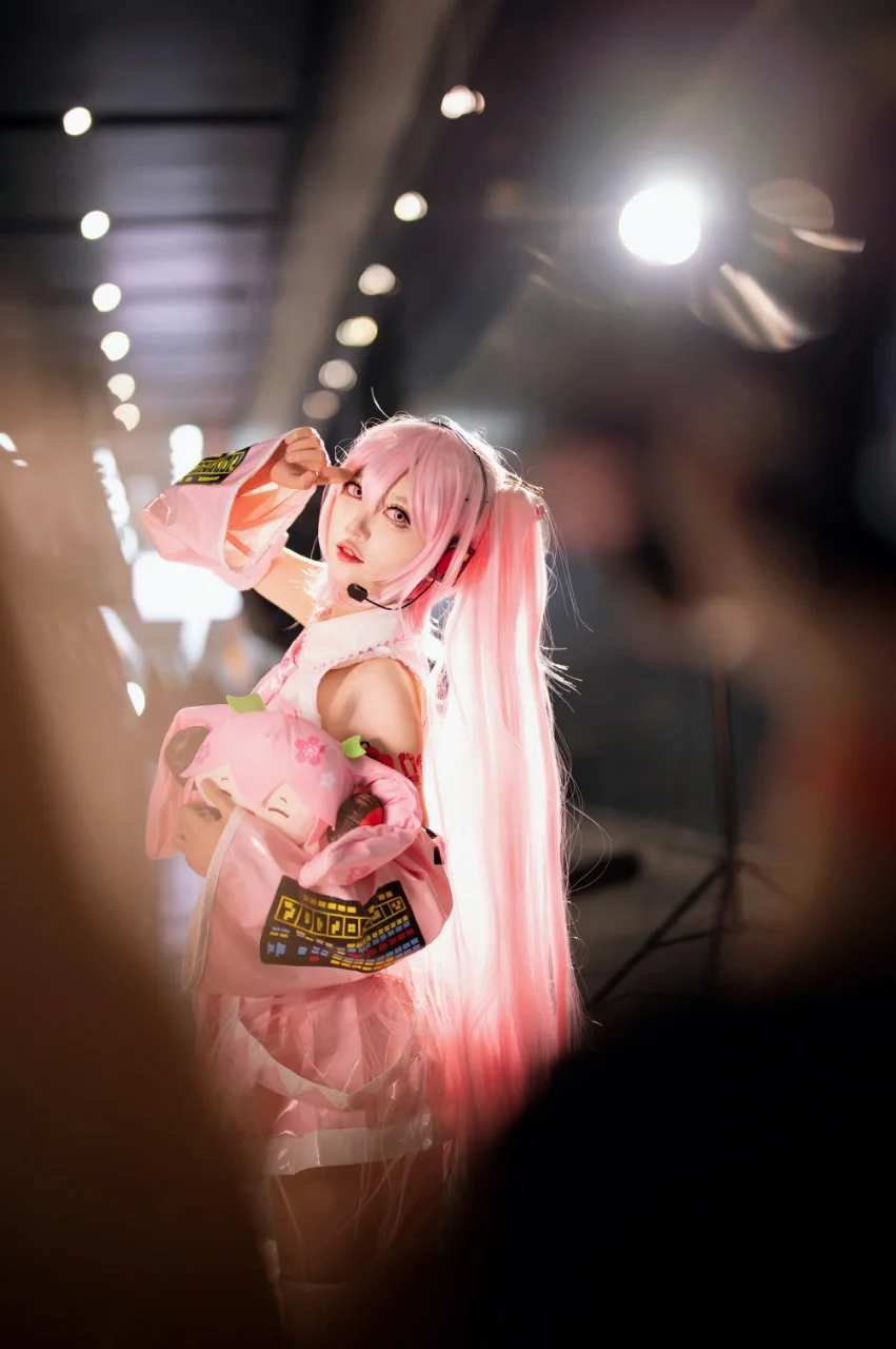 萤火虫漫展, 漫展场照, cosplay穿搭, 粉色双马尾cos, 粉色过膝袜 - 第5张
