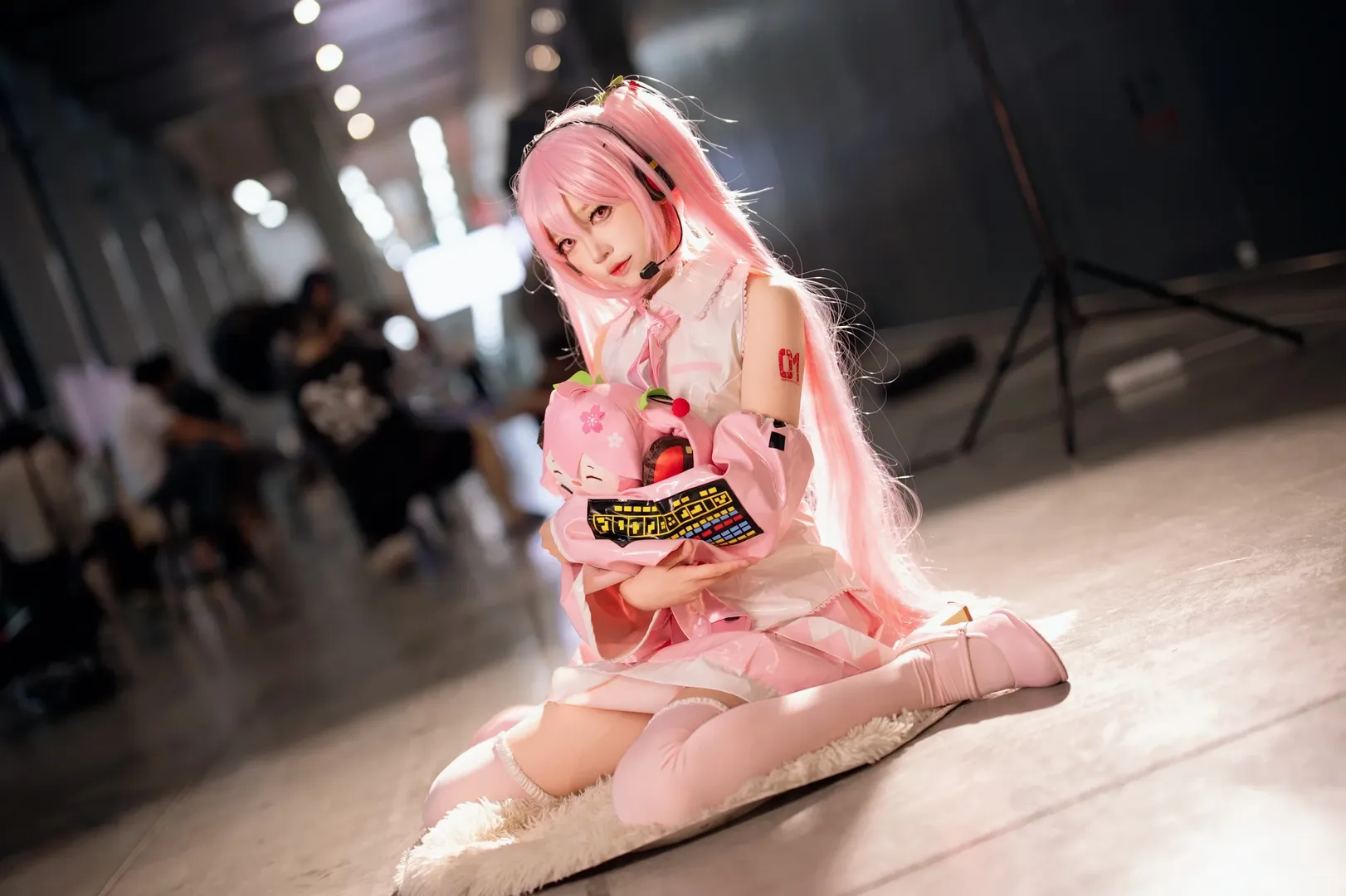 萤火虫漫展, 漫展场照, cosplay穿搭, 粉色双马尾cos, 粉色过膝袜 - 第6张