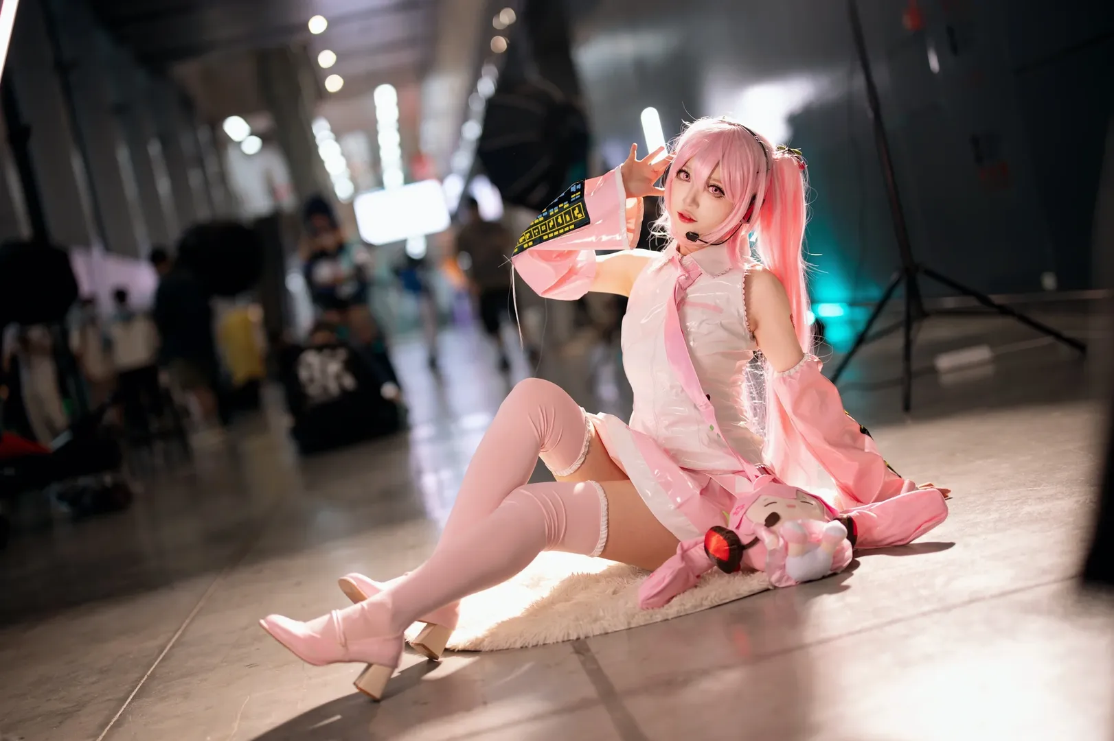 萤火虫漫展, 漫展场照, cosplay穿搭, 粉色双马尾cos, 粉色过膝袜