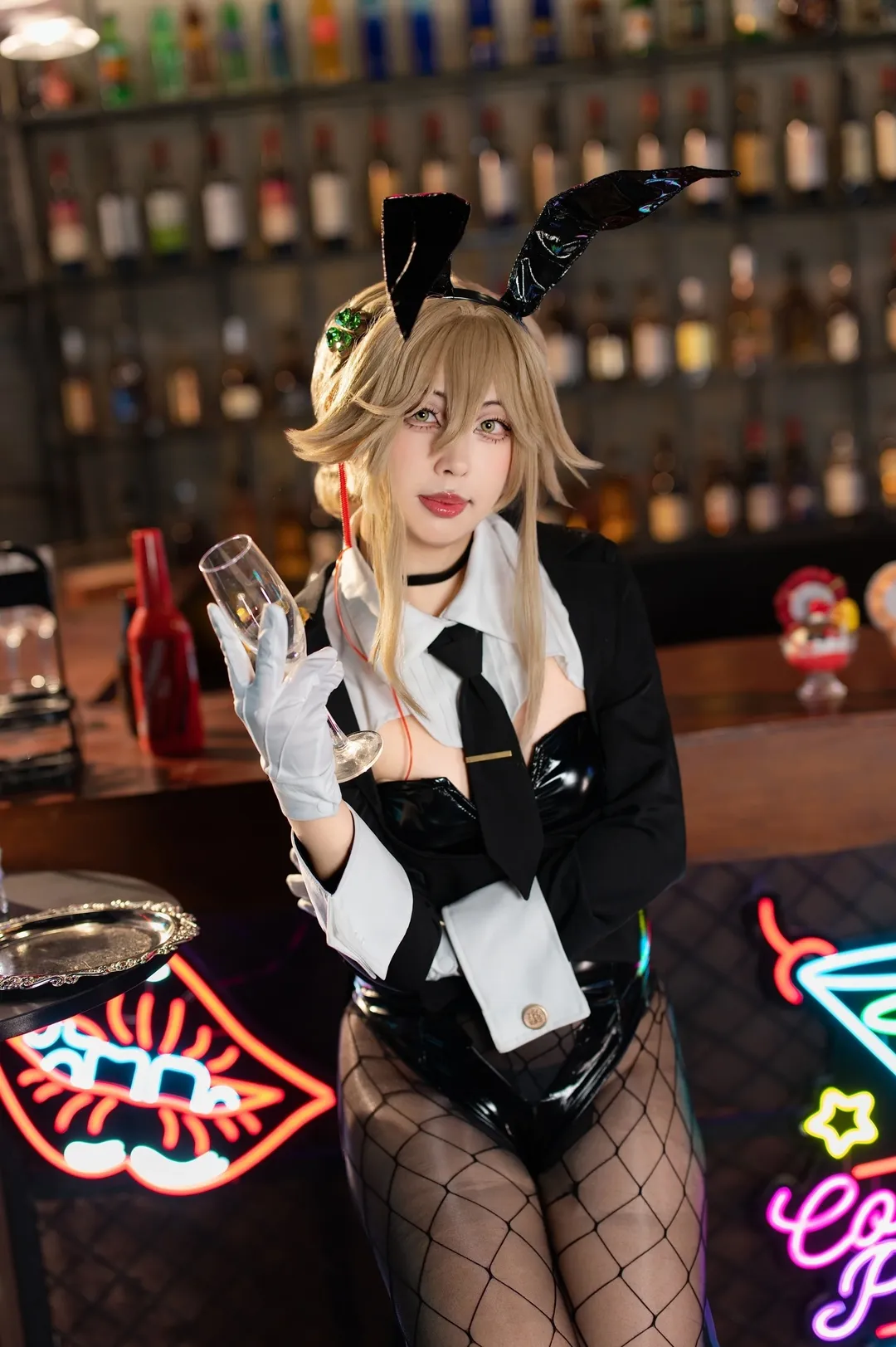 胜利女神Nikke, 酒吧写真, 兔女郎cosplay, 网袜穿搭, 爱德cos - 第3张