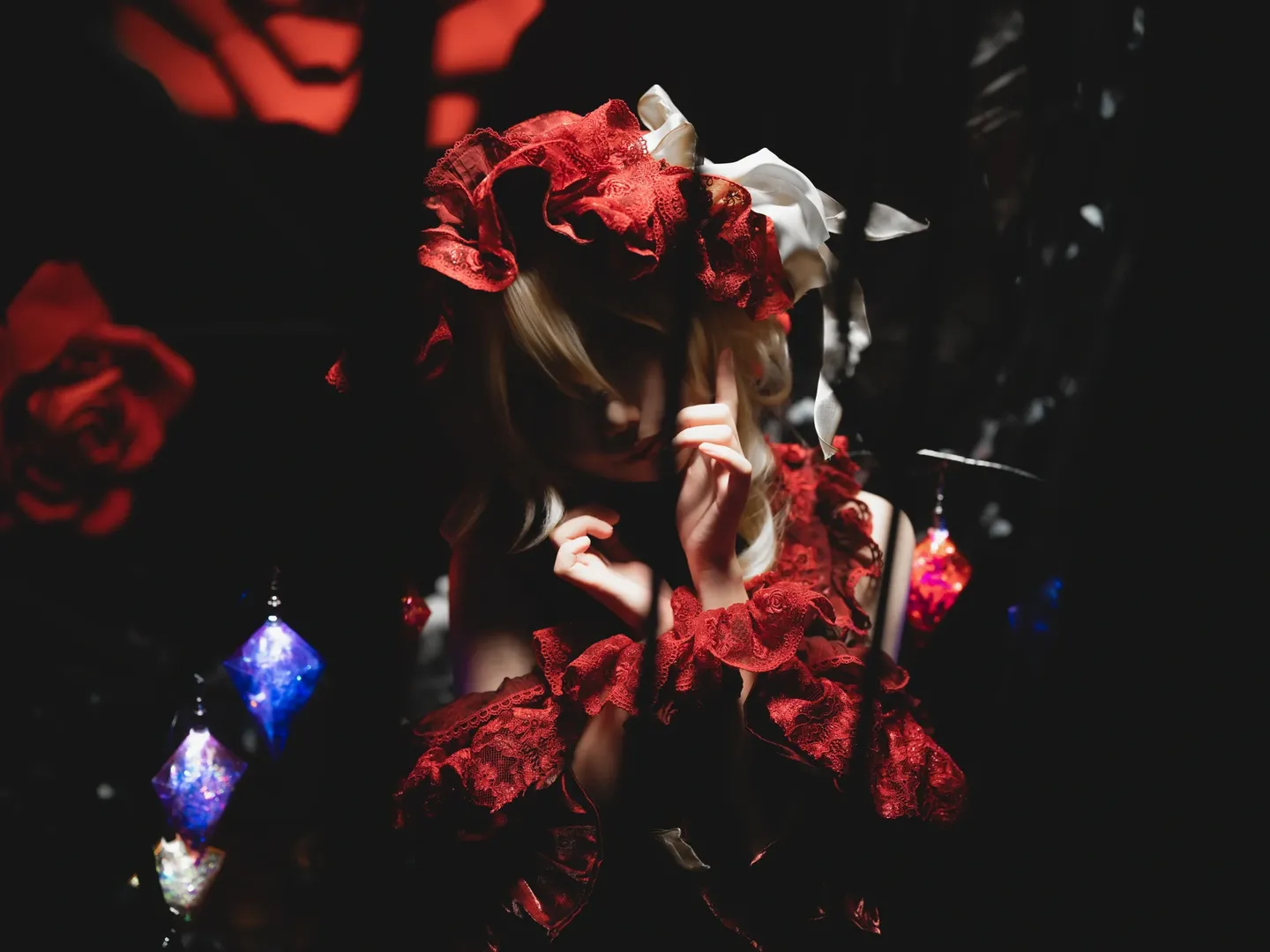 東方Project, 雰囲気のある写真, フランドール・スカーレット コスプレ, 赤と黒の配色, ダークゴシック風 - 2枚目