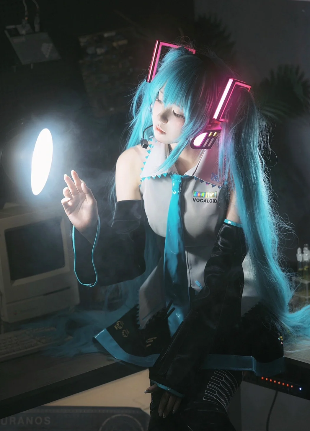 赛博朋克, 初音未来cos, 黑丝, 复古机房, 初始之音 - 第1张