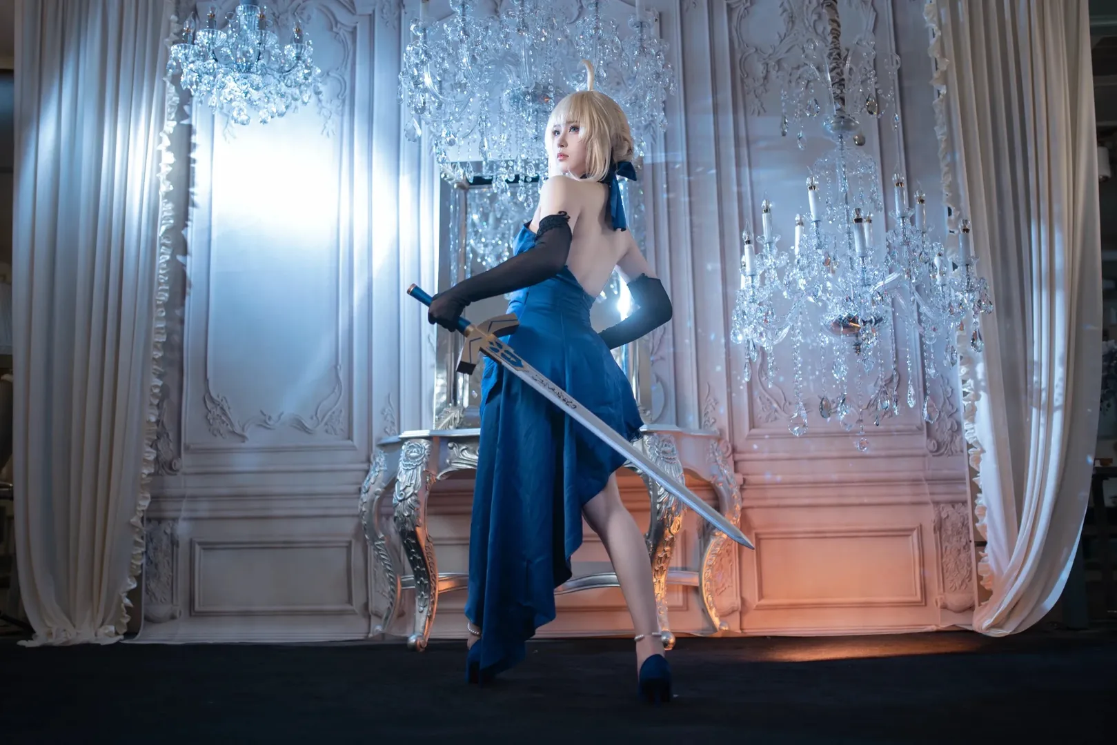 コスプレ撮影, Fateシリーズ, セイバーコスプレ, ブルーの背中開きワンピース, 金髪アホ毛 - 2枚目