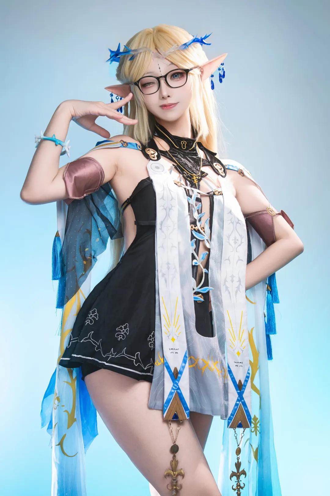 鸣潮, 卡提希娅cos, cosplay摄影, 精灵耳cos, 金发眼镜 - 第1张