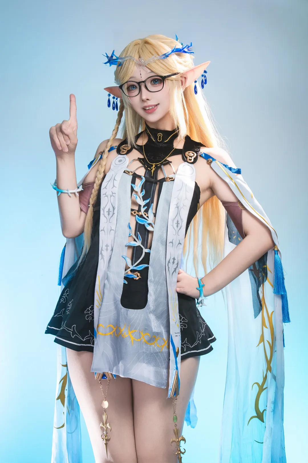 鸣潮, 卡提希娅cos, cosplay摄影, 精灵耳cos, 金发眼镜