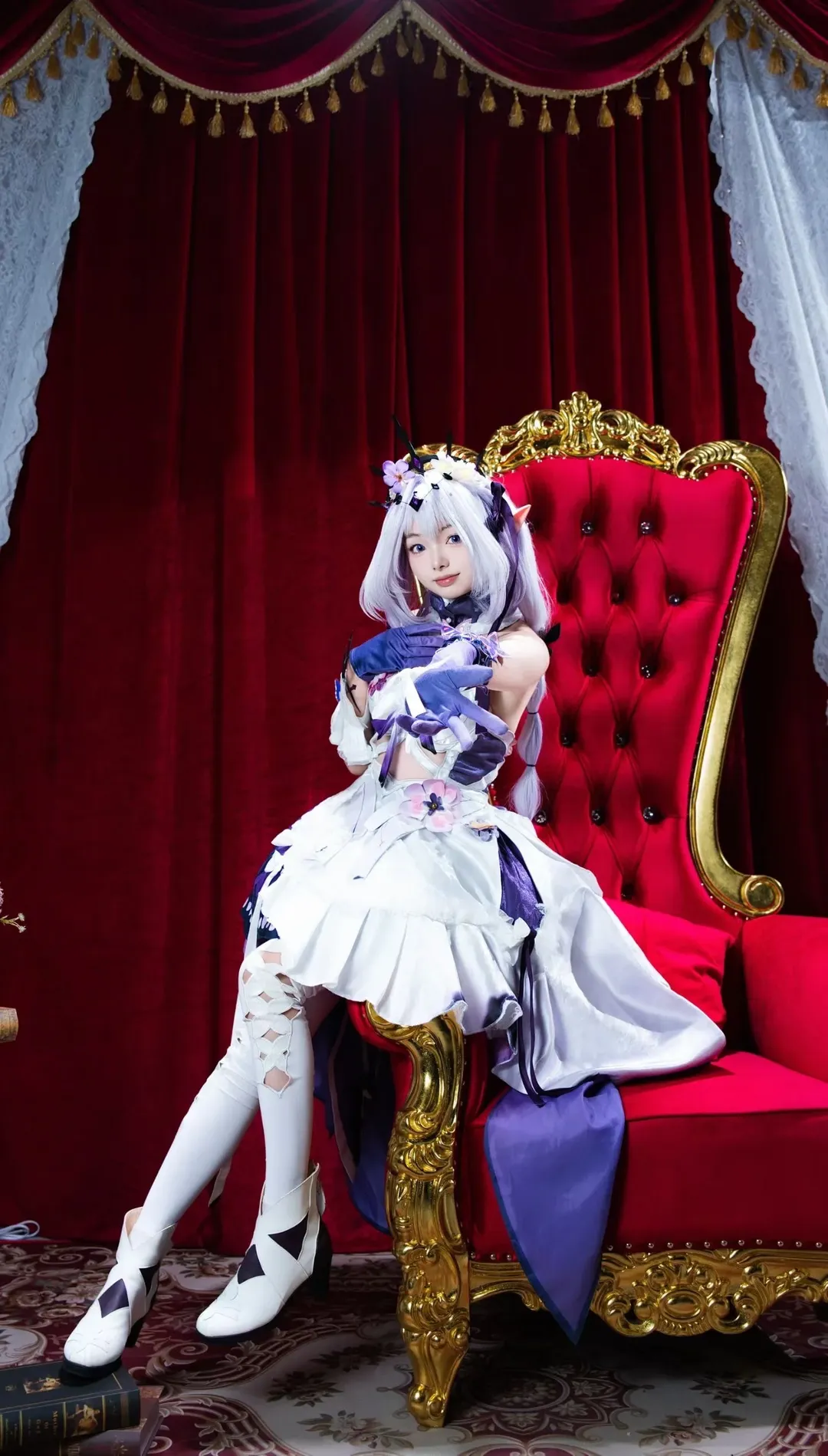 二次元摄影, 白丝穿搭, 精灵耳妆造, 崩坏星穹铁道cosplay, 红椅写真 - 第3张