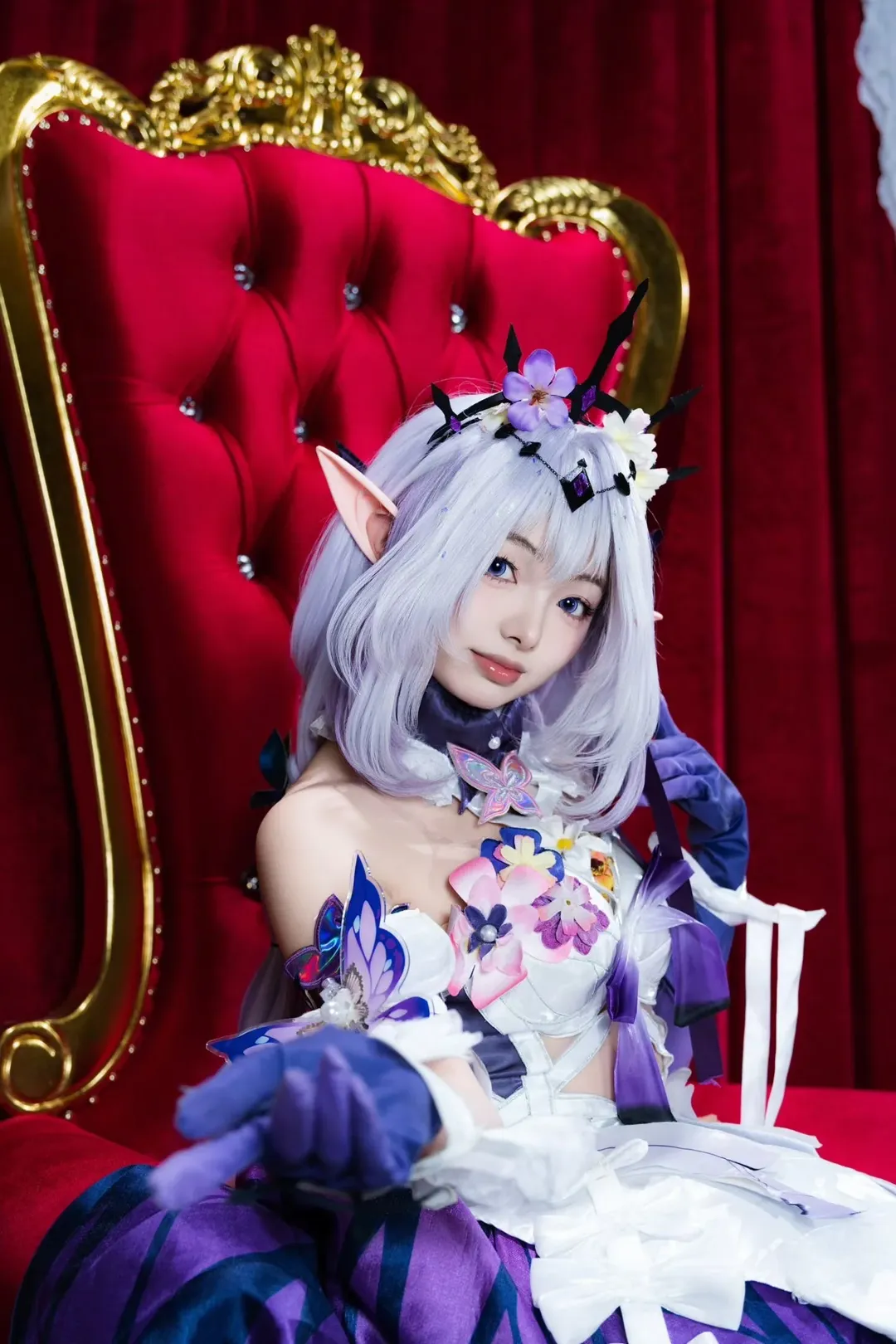 二次元摄影, 白丝穿搭, 精灵耳妆造, 崩坏星穹铁道cosplay, 红椅写真 - 第4张