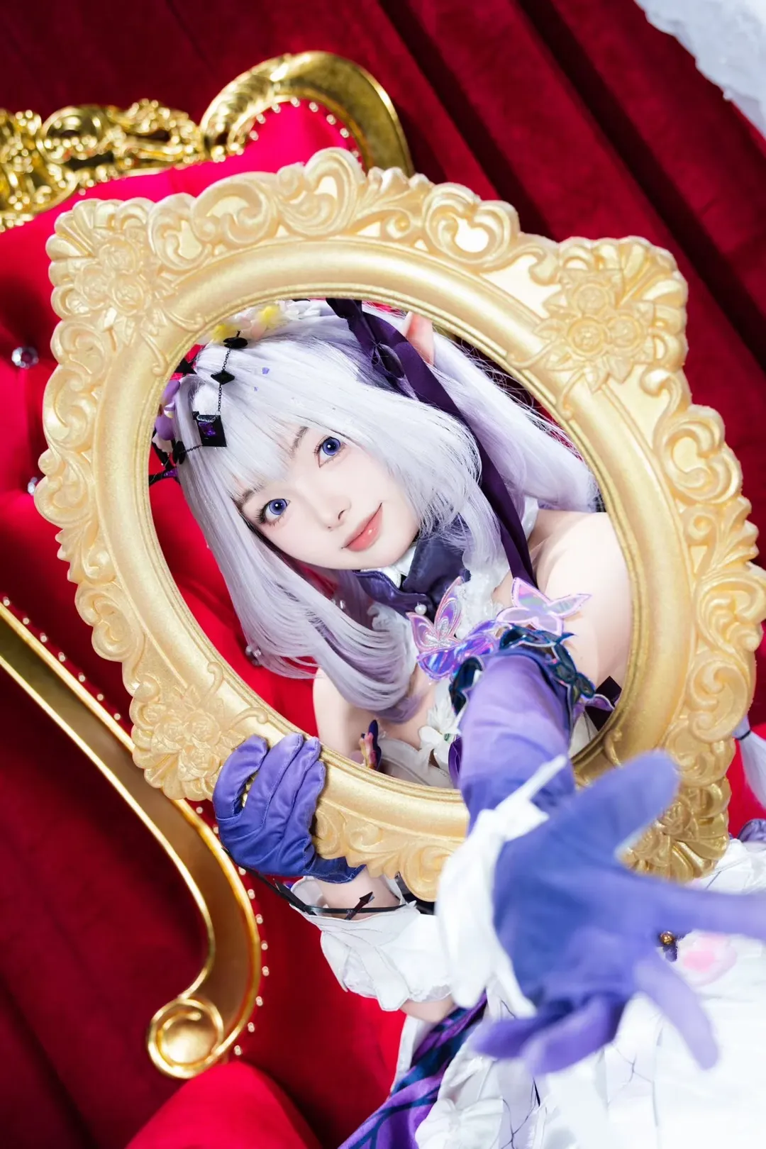 二次元摄影, 白丝穿搭, 精灵耳妆造, 崩坏星穹铁道cosplay, 红椅写真 - 第5张