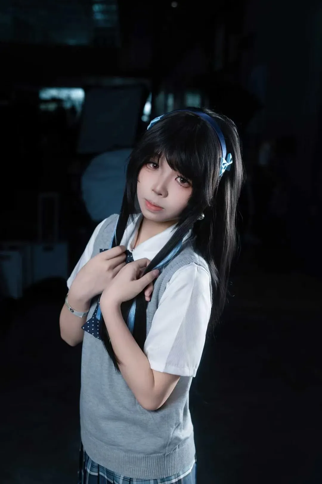 漫展返图, 西施cos, JK私设, 长筒袜穿搭, 灰背心制服 - 第1张