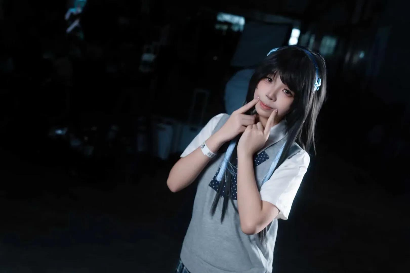 漫展返图, 西施cos, JK私设, 长筒袜穿搭, 灰背心制服 - 第4张