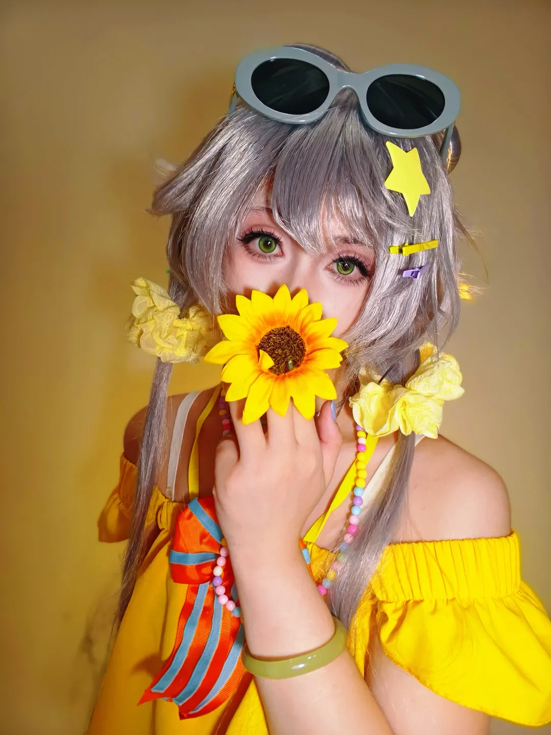 洛天依 コスプレ, 日常コスプレ, 銀髪ウィッグ, ひまわりポートレート, サニーコーデ - 1枚目