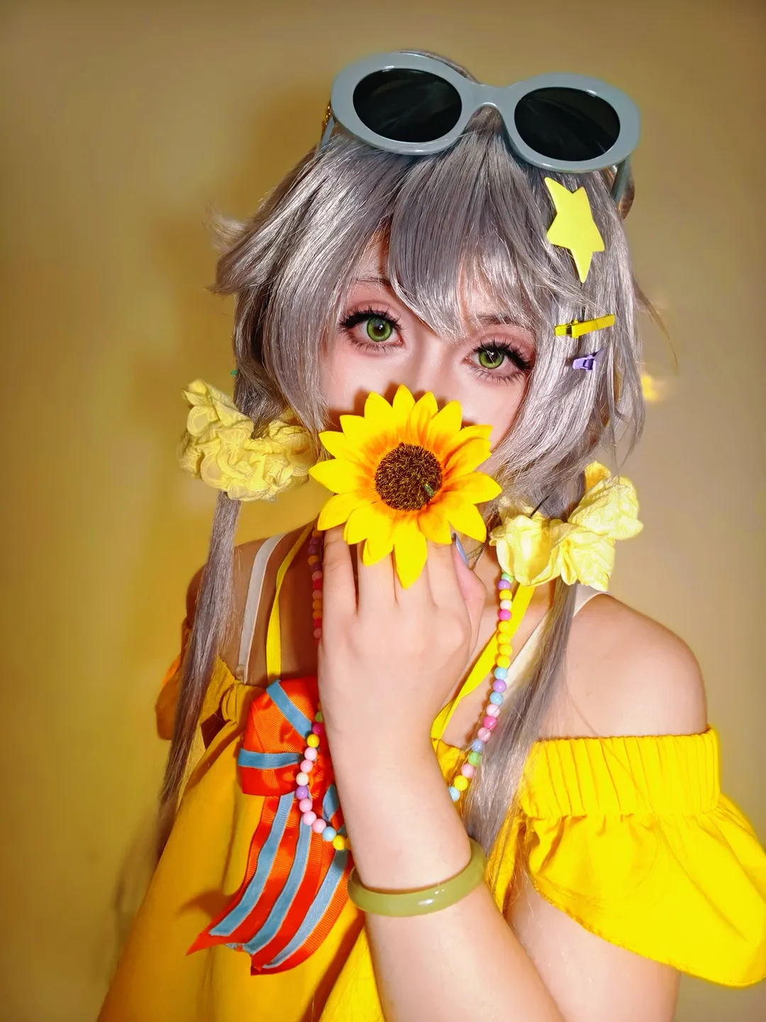 Luo Tianyi cosplay, Casual cosplay, Silver hair wig, Sunflower photoshoot, Sunny outfit