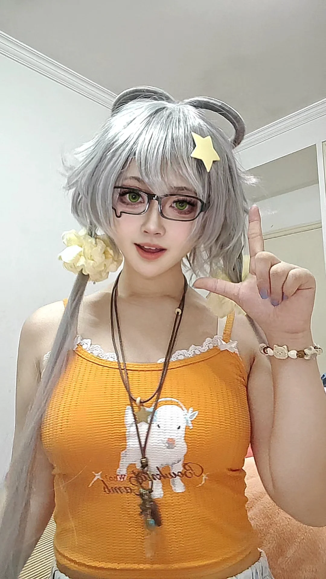 洛天依cos, cosplay日常, 眼镜娘, 银灰假发, 橘色穿搭
