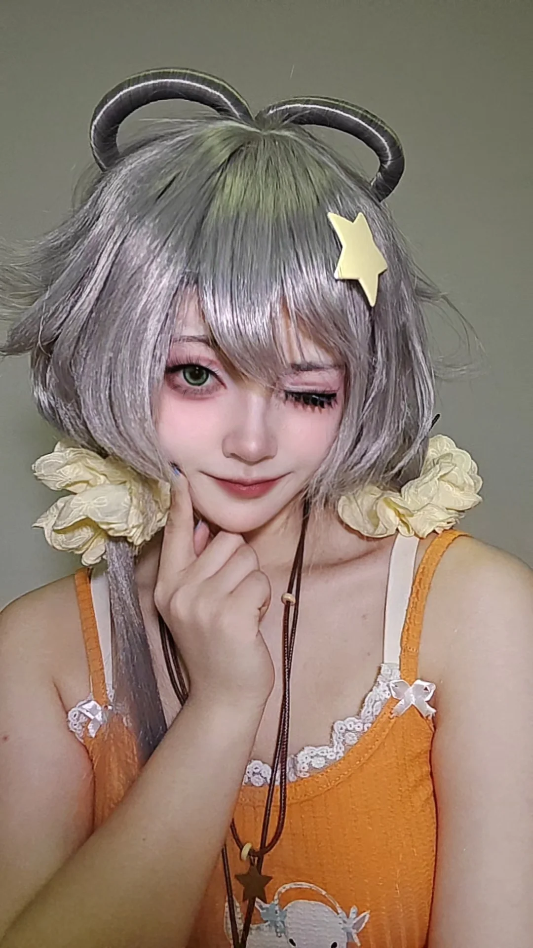 洛天依cos, cosplay日常, 眼镜娘, 银灰假发, 橘色穿搭 - 第2张