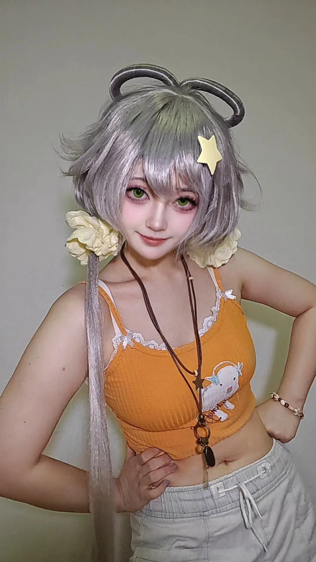 洛天依cos, 二次元cosplay, Vsinger, 绿色美瞳, 银灰色短发